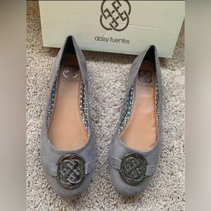 Daisy Fuentes grey flat. Like new.  Women’s size 7.5